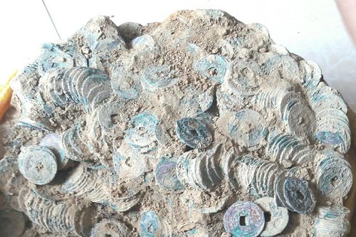 Phát hiện hũ tiền cổ Trung Quốc nặng 27 kg khi làm kè sông Hiếu
