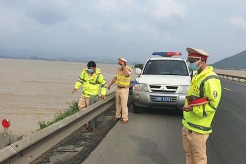 Công an Phú Yên nỗ lực cứu nạn người dân trong cơn lũ dữ