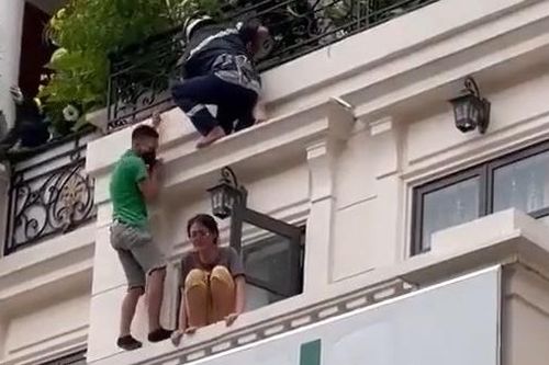 Giải cứu cô gái có ý định nhảy lầu vì buồn chuyện gia đình