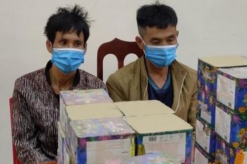 Góp tiền mua 2 tạ pháo bán kiếm lời, chưa kịp tiêu thụ thì bị bắt