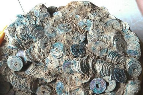 Đào được hũ tiền cổ nặng 27kg có nguồn gốc từ Trung Quốc