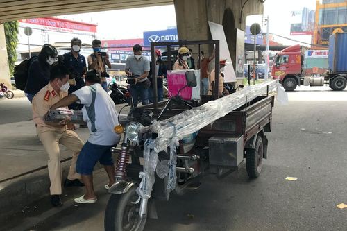 CSGT TP.HCM xử lý xe cũ nát: Nhiều chủ xe kể khổ, khóc mếu vì mất 'cần câu cơm'