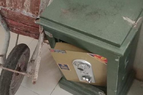 Mang cả xe rùa để 'bứng' két sắt hàng xóm