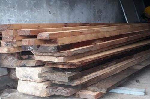 Thừa Thiên Huế: Bị mật phục, nhóm lâm tặc bỏ gỗ chạy thoát thân