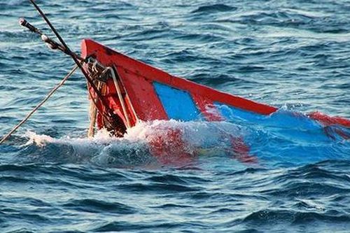 Chìm tàu cá Nghệ An khiến 5 người mất tích