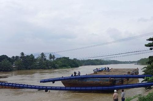Nước lũ chảy xiết cuốn sà lan làm vỡ đường ống nước sạch Khánh Hòa