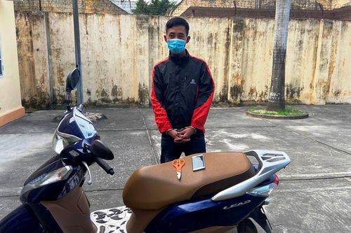 Táo tợn chặn đường, dùng kéo đe dọa cướp xe của phụ nữ
