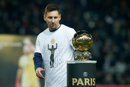 Messi ăn mừng Quả bóng vàng thứ 7 tại Parc des Princes