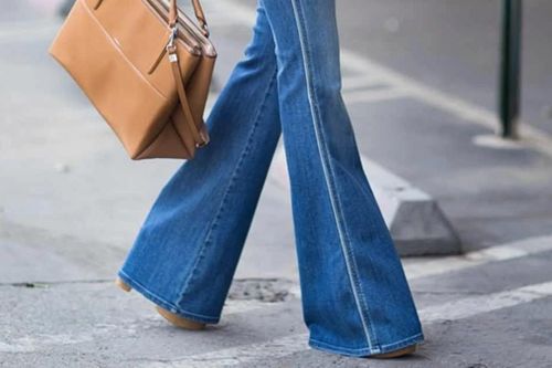 Quần ống loe thay thế quần jeans bó