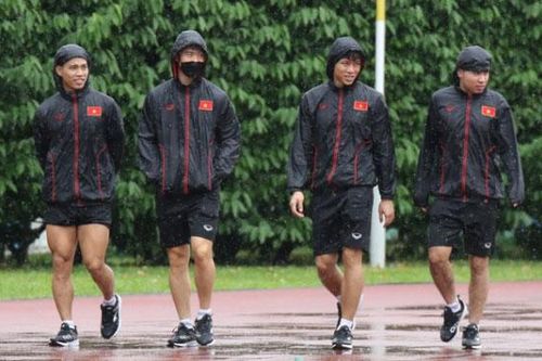 Nhật ký AFF Cup ngày 2/12: Tuyển Việt Nam đội mưa tập luyện tại Singapore
