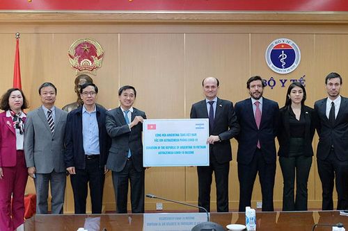 Bộ Y tế tiếp nhận 500.000 liều vaccine Covid-19 do Argentina trao tặng