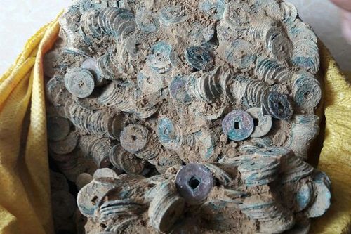 Người dân giao nộp hũ tiền cổ nặng 27 kg