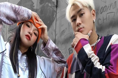 Gái xinh cầm bảng Rap Việt hóa ra là 'hoa đã có chủ'