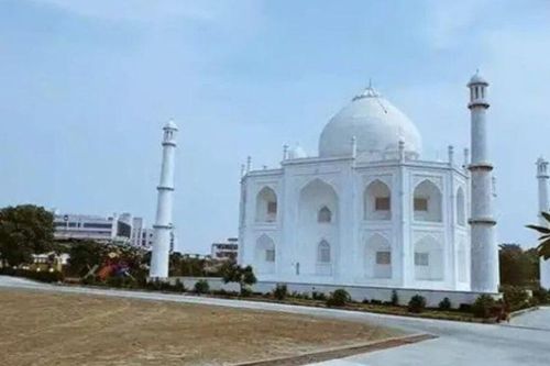 Người đàn ông dành 3 năm xây 'bản sao' đền Taj Mahal tặng vợ