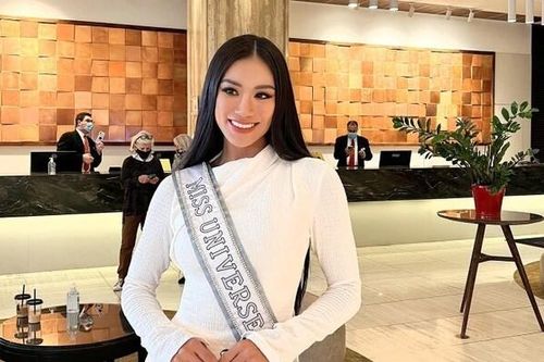 Kim Duyên rạng rỡ trong tà áo dài truyền thống tại Miss Universe