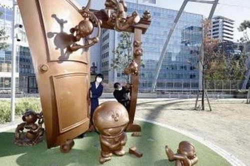 Nhật Bản khánh thành tượng đồng mèo máy Doraemon và cánh cửa thần kỳ
