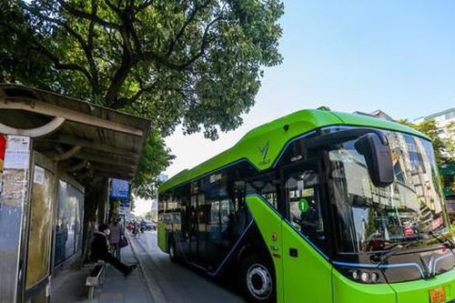 Tuyến xe buýt điện đầu tiên lăn bánh trên đường phố Hà Nội