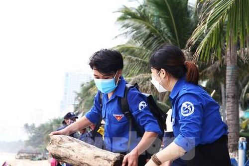 Bạn trẻ Khánh Hòa dọn rác trên bãi biển Nha Trang sau mưa lũ