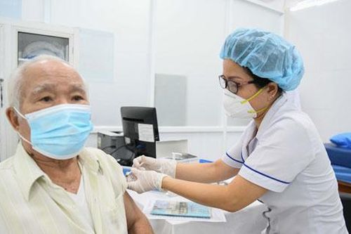 Số ca tử vong tăng, Thủ tướng lưu ý tiêm vắc xin cho người cao tuổi, người có bệnh nền