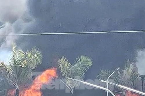 Xưởng phế liệu trong khu dân cư bốc cháy ngùn ngụt