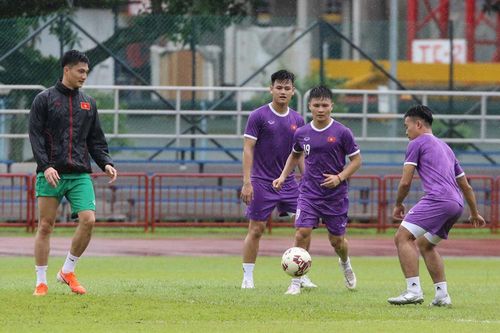 Tuyển Việt Nam đội mưa luyện công tại Singapore