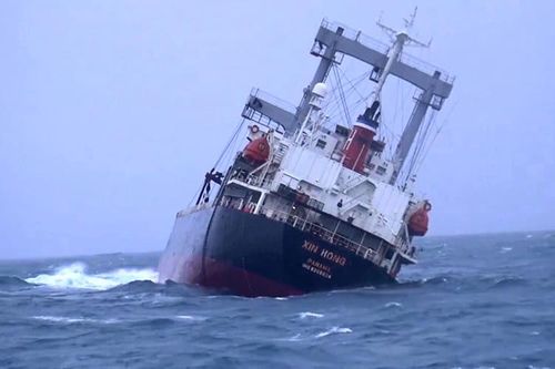 Tàu nước ngoài đang trôi dạt tự do trên biển Bình Thuận