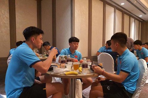 Tuyển Việt Nam xơi... cơm hộp tại khách sạn hạng sang ở Singapore