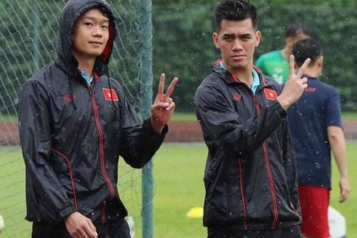 Cận cảnh buổi tập đầu tiên của ĐT Việt Nam tại Singapore, chuẩn bị AFF Cup