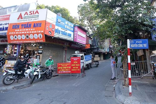 Lập chốt phong tỏa khu tập thể Nguyễn Công Trứ do liên quan đến hàng chục ca F0