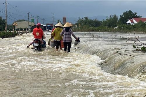 Lũ lụt gây sụt cầu, cô lập nhiều khu dân cư tại Bình Định