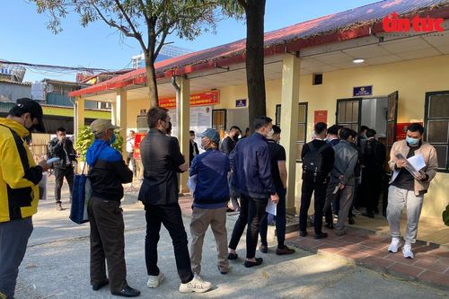 Đăng ký xe vẫn đông nghịt, người dân được khuyến cáo làm thủ tục online
