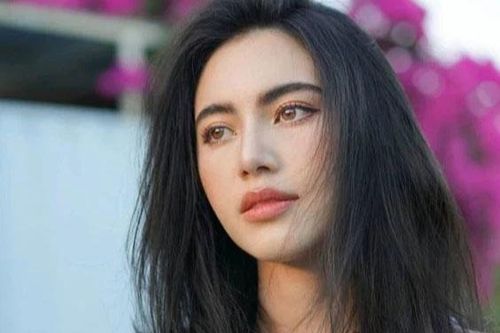 Chồng không chịu đưa tiền cho vợ giữ, vậy mà mẹ chồng vừa tiết lộ một bí mật thì anh ấy vội hứa giao thẻ lương cho tôi