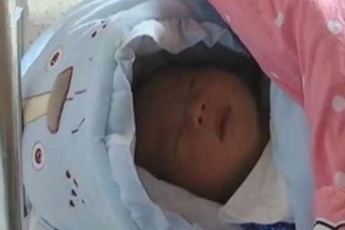 Sinh con trai nhưng hôm sau 'biến' thành con gái, lời giải thích của bệnh viện khiến gia đình nổi cáu