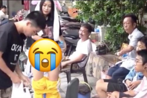 Đang đứng mua nước, gái xinh bỗng tụt quần đến gối khiến người xung quanh há hốc