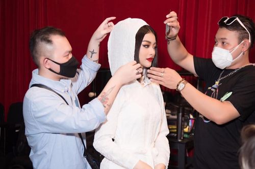 Stylist tiết lộ những lần 'chạy deadline', sửa đồ phút 89 cho Lona tại The Heroes