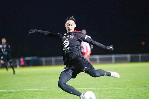 Khi bóng đá Lào trông chờ vào cầu thủ từ nước ngoài về