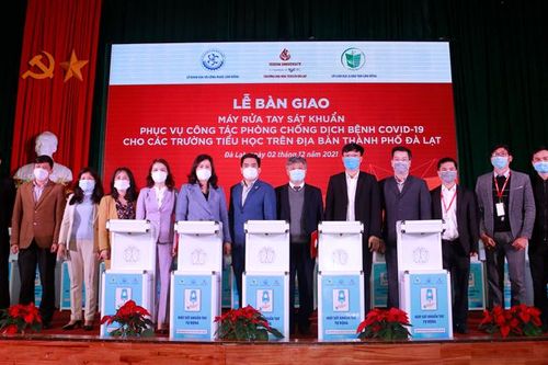 Đà Lạt: Bàn giao máy rửa tay sát khuẩn cho các trường học