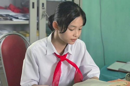 Người cha mù và cô học trò vượt khó học giỏi
