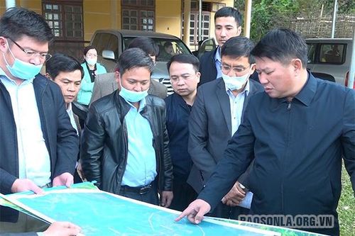 Đồng chí Phó Bí thư Thường trực Tỉnh ủy khảo sát địa điểm đề xuất dự án giao thông tại huyện Quỳnh Nhai