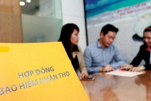 Nhân viên ngân hàng ép khách hàng mua bảo hiểm, Bộ Tài chính nói gì?