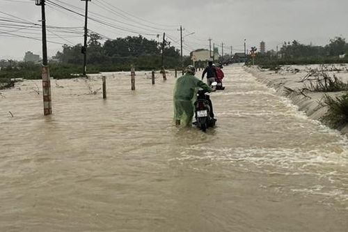 Mưa lũ đã làm 18 người chết và mất tích, 25.000 học sinh phải nghỉ học
