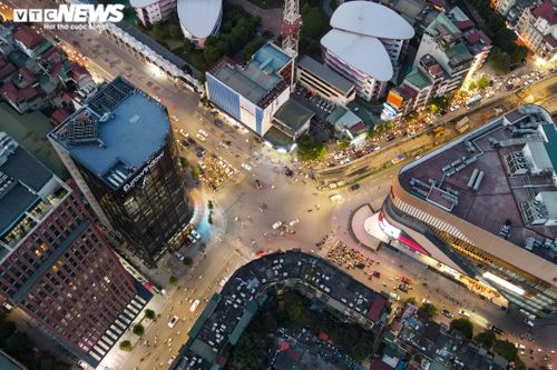 Công nhân chia ca, làm 12 giờ/ngày thi công cầu chữ C đầu tiên ở Hà Nội