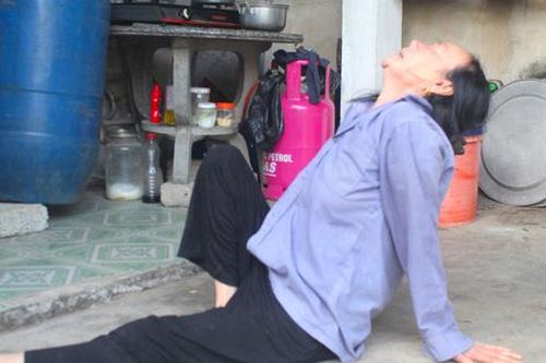 Vợ vật vã khóc, ngóng tin chồng cùng con và cháu nội mất tích ngoài biển khơi