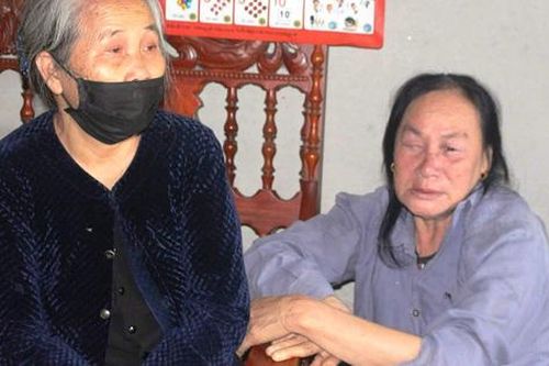 Người thân chết lặng khi nghe tin dữ chồng, con mất tích giữa biển khơi