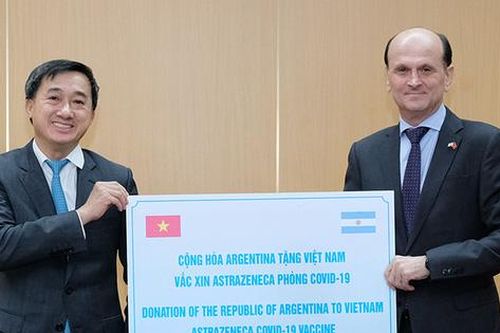 Bộ Y tế tiếp nhận 500.000 liều vaccine phòng COVID-19 Astra Zeneca do Argentina trao tặng