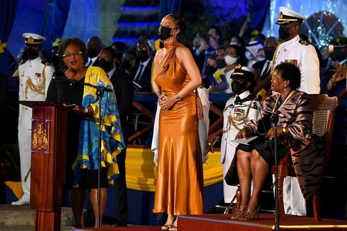 Chân dung nữ ca sĩ tỉ phú trở thành anh hùng dân tộc quốc đảo Barbados