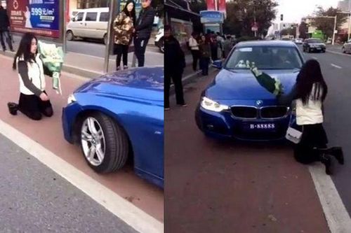 Cô gái quỳ trước xe BMW bạn trai: 'Em cần anh, không cần tiền'