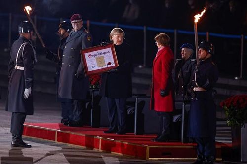 Quân đội Đức dành sự vinh danh đặc biệt cho bà Angela Merkel