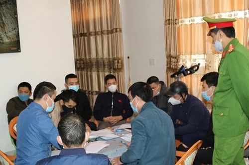 Bắt 4 đối tượng sát phạt trên chiếu bạc, thu giữ gần 500 triệu đồng