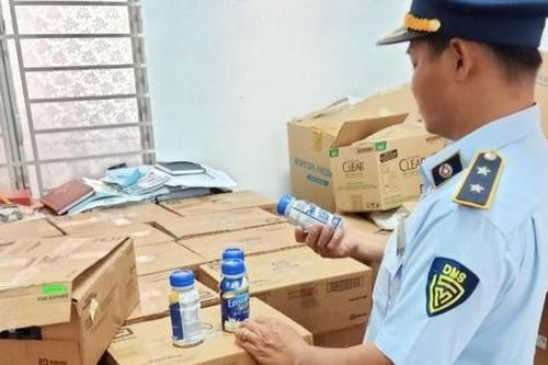 Tạm giữ 2.400 hộp sữa Ensure Gold nghi nhập lậu